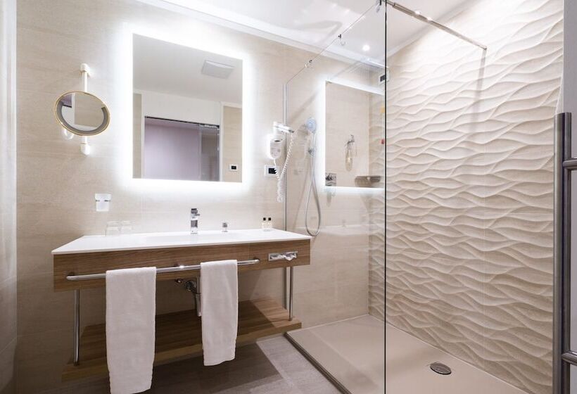 جناح جونيور, Cesa Tyrol