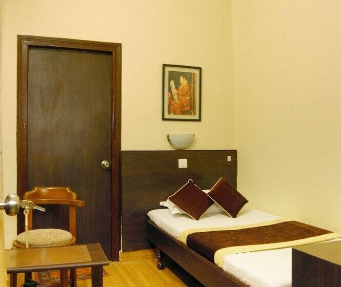 标准工作室, Varuna Varanasi