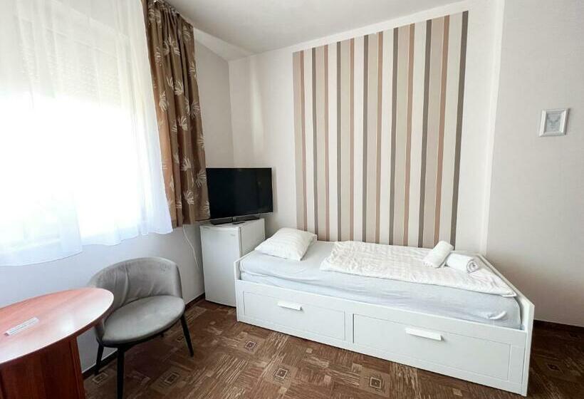 اتاق استاندارد سه نفره, Wolf Panzió