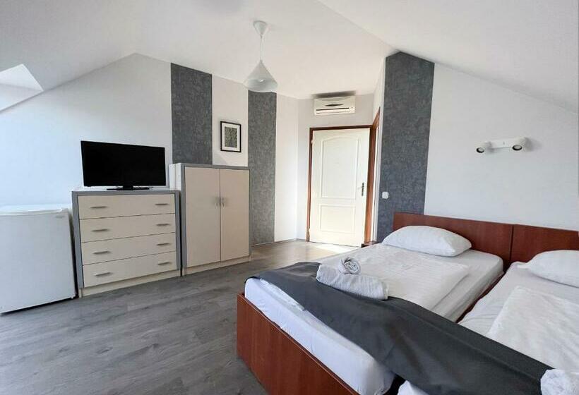 اتاق استاندارد سه نفره, Wolf Panzió