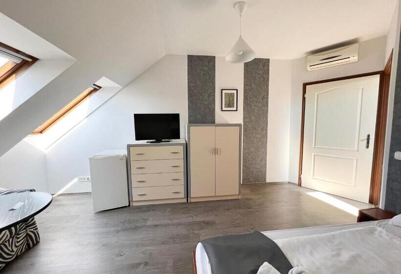 اتاق استاندارد سه نفره, Wolf Panzió