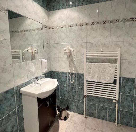 اتاق استاندارد سه نفره, Wolf Panzió