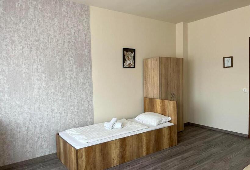 اتاق استاندارد سه نفره, Wolf Panzió