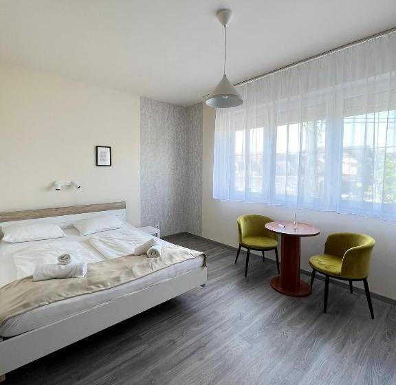 اتاق استاندارد سه نفره, Wolf Panzió