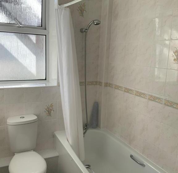 غرفة قياسية ثلاثية, St Merryn