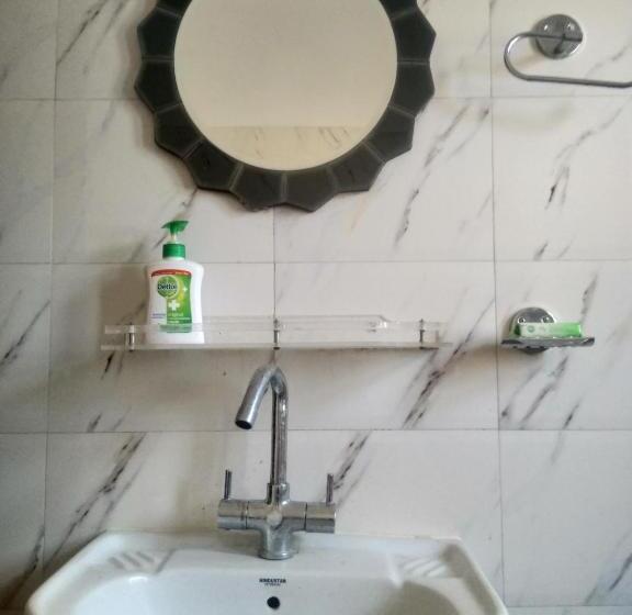 اتاق استاندارد با سرویس بهداشتی مشترک, Hidden Leaf Bed & Breakfast