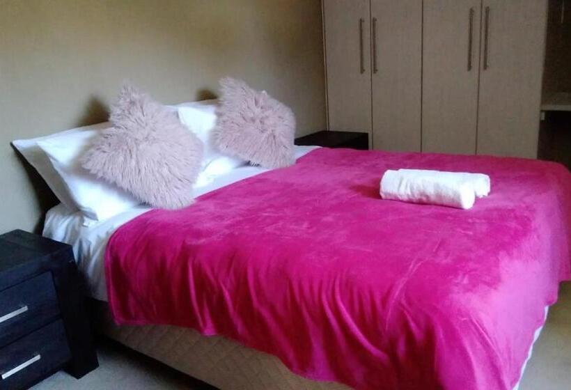 Maison 4 Chambres, Soloko Game Farm