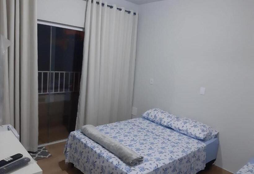 חדר סטנדרט לשלושה עם מרפסת, Suítes Caninana