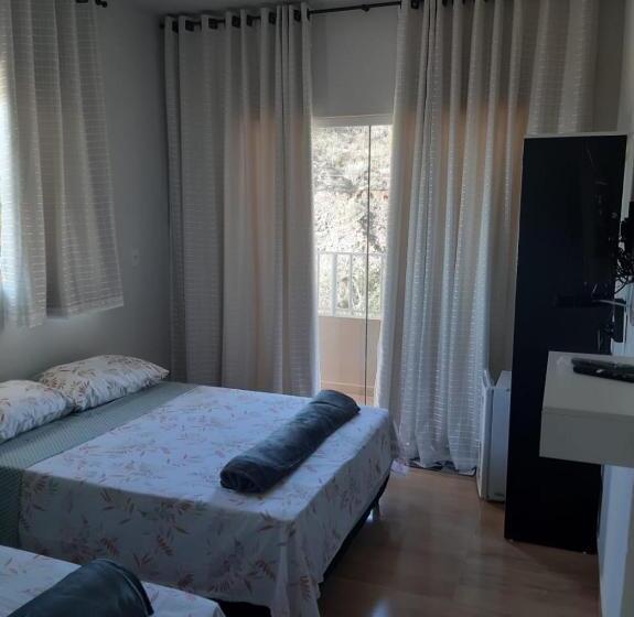 חדר סטנדרט לשלושה עם מרפסת, Suítes Caninana