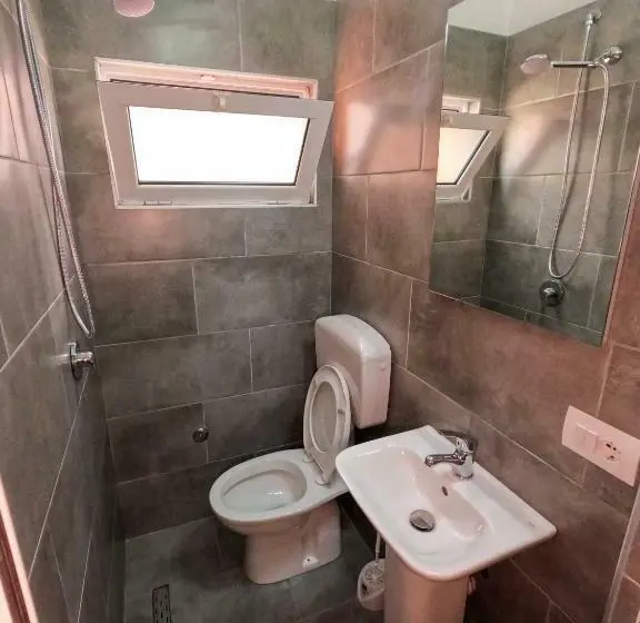 اتاق ساده سه‌ نفره, Intown Guesthouse Shkoder