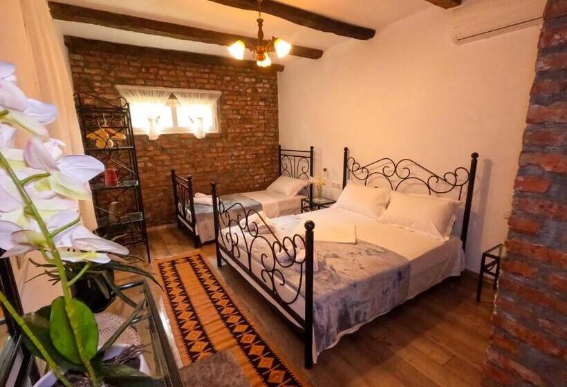 Pokój Deluxe Trzyosobowy, Intown Guesthouse Shkoder