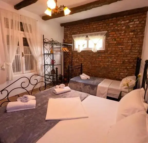 اتاق لوکس سه تخته, Intown Guesthouse Shkoder