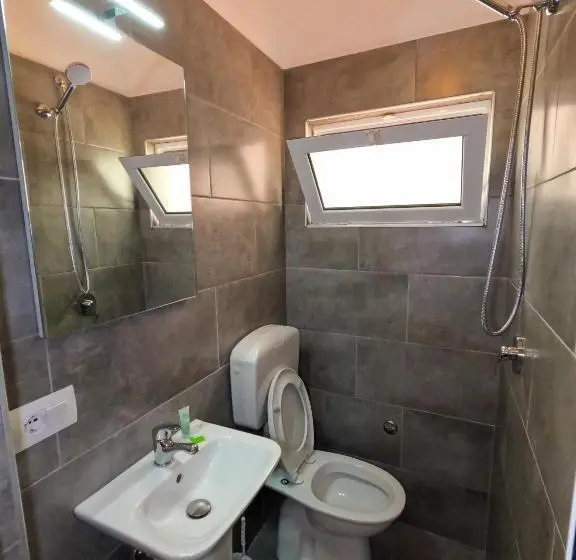 اتاق استاندارد سه تخته با چشم‌انداز باغ, Intown Guesthouse Shkoder