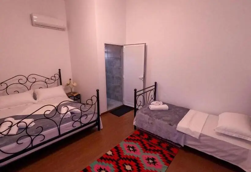 اتاق استاندارد سه تخته با چشم‌انداز باغ, Intown Guesthouse Shkoder