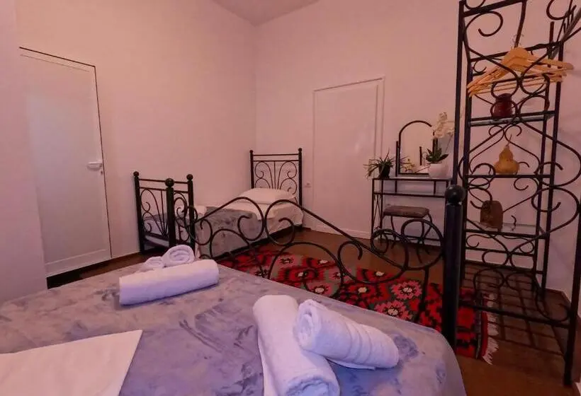 اتاق استاندارد سه تخته با چشم‌انداز باغ, Intown Guesthouse Shkoder