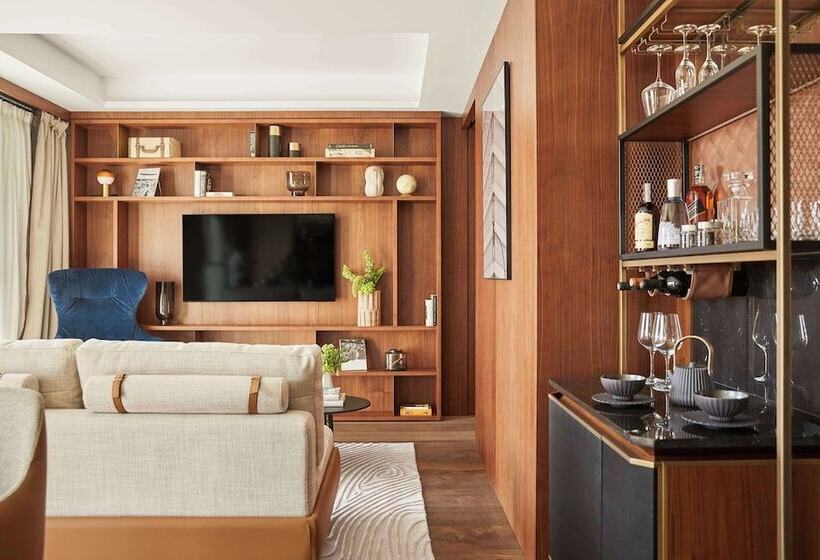 مجموعه ویستا شهر, Thompson Madrid, By Hyatt