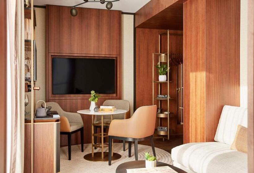 Suite with Terrace, Thompson Madrid, By Hyatt