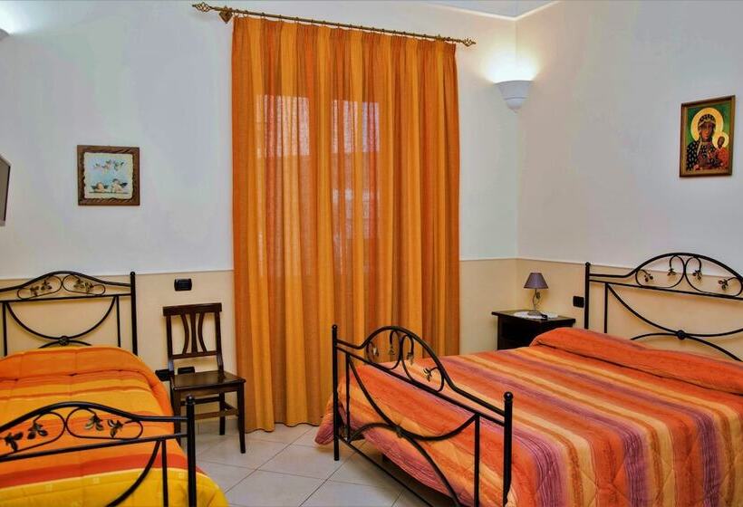 חדר סטנדרט לשלושה, Pompei Luxury Rooms