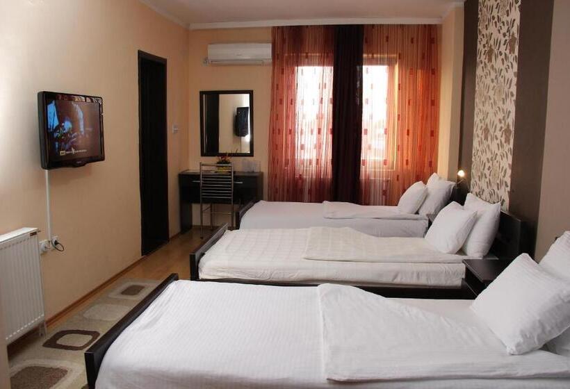 חדר סטנדרט לשלושה, Rile Men Blue