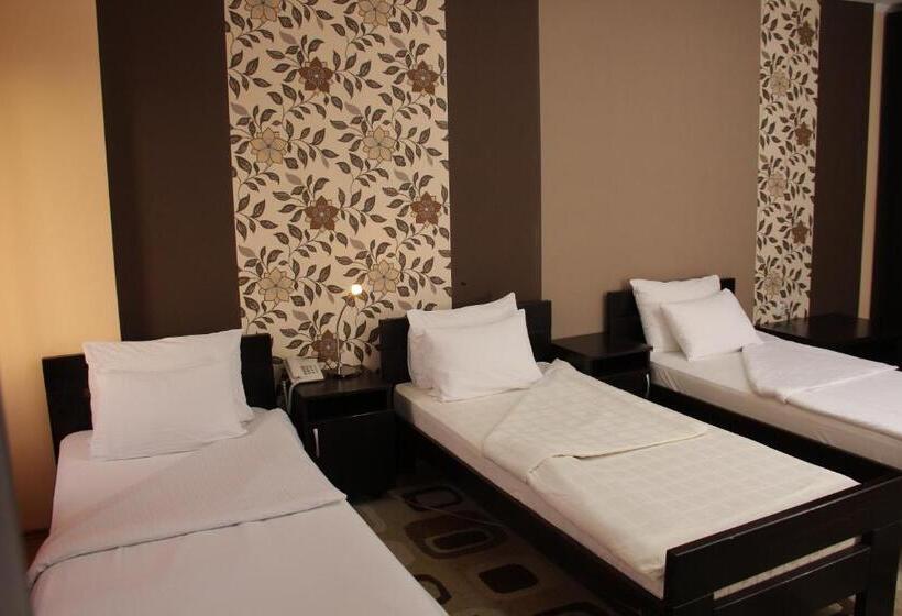 חדר סטנדרט לשלושה, Rile Men Blue