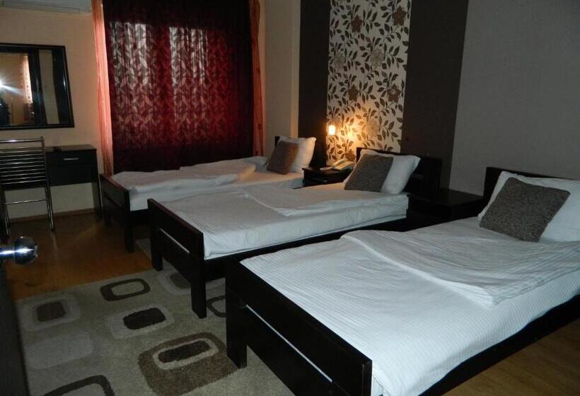 חדר סטנדרט לשלושה, Rile Men Blue