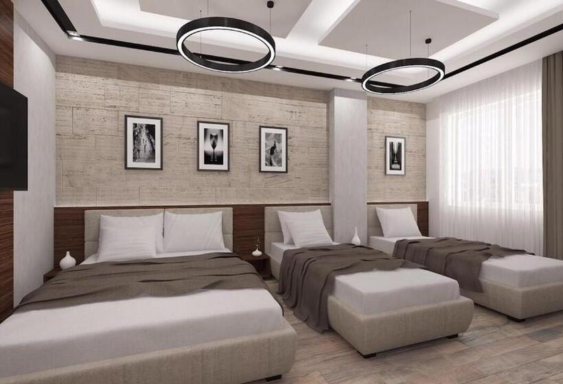 חדר סטנדרט לשלושה, Rile Men Blue