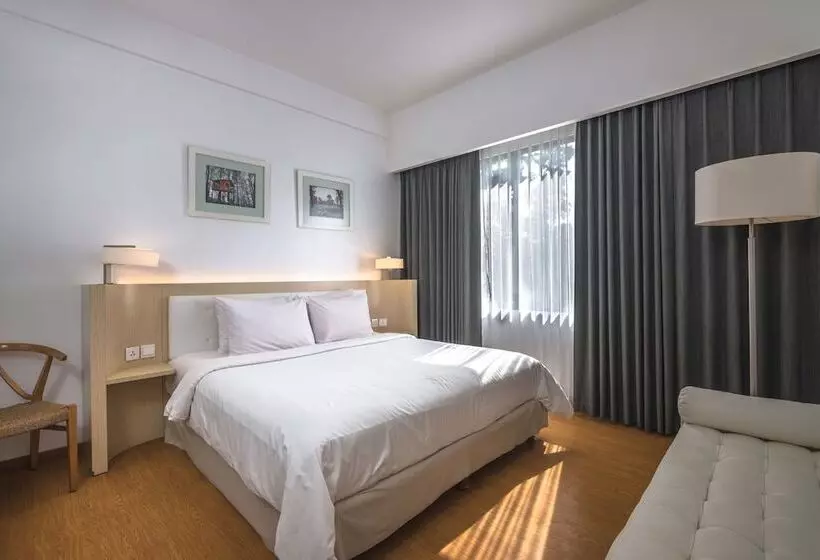 Standardrum Poolutsikt, Harris Hotel & Conventions Malang