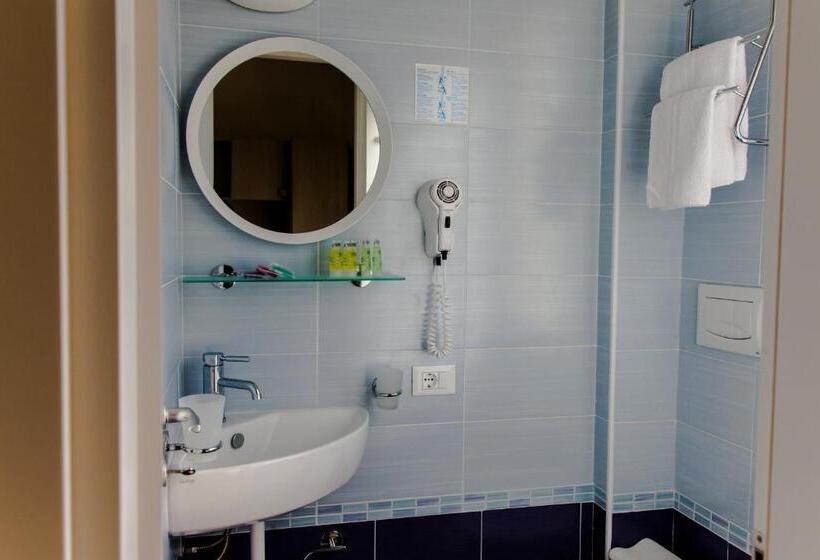 اتاق استاندارد سه تخته با بالکن, Concorde