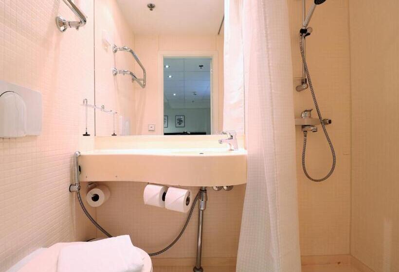 Номер Стандарт Трехместный, Forenom Aparthotel Tampere