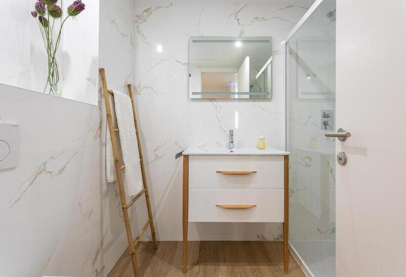 2 Bedroom Family Apartment with Terrace, Caleyro Boutique Apartments   Parking Incluido