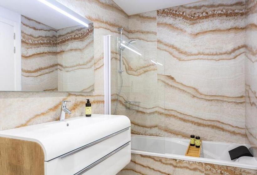 带两个卧室的顶楼公寓, Caleyro Boutique Apartments   Parking Incluido