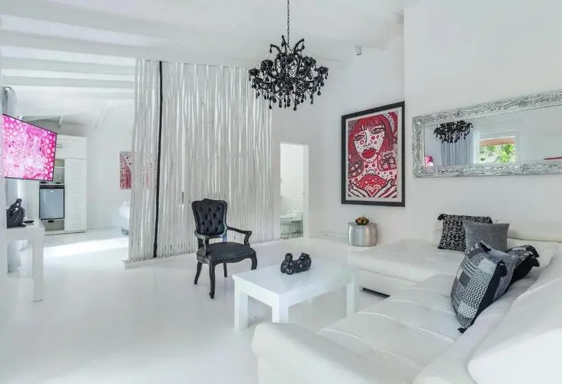 سوییت با چشم‌انداز باغ, Gigi Brown Beachfront Santa Teresa