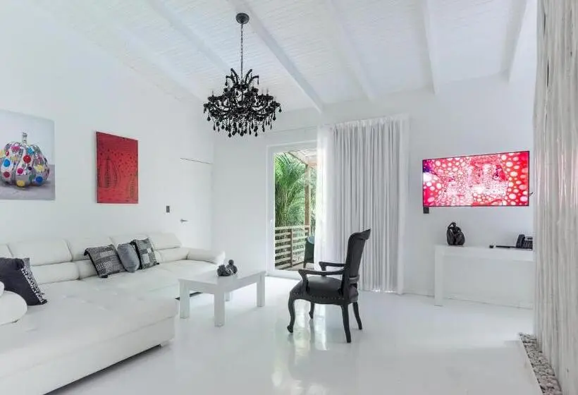سوییت با چشم‌انداز باغ, Gigi Brown Beachfront Santa Teresa