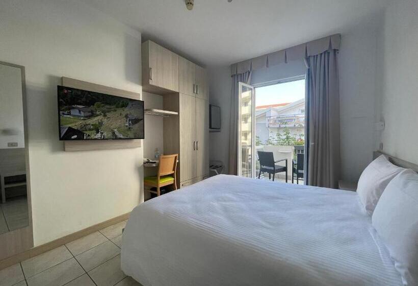 חדר סטנדרט עם מרפסת, Athena