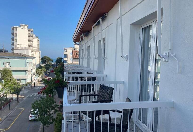 חדר סטנדרט עם מרפסת, Athena