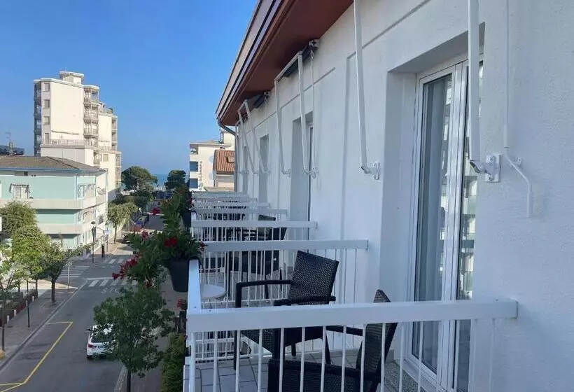 اتاق استاندارد با بالکن, Athena