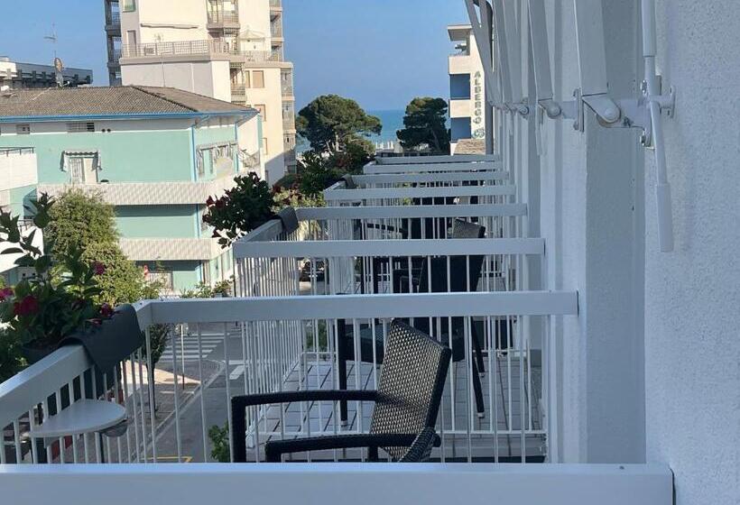 חדר סטנדרט עם מרפסת, Athena