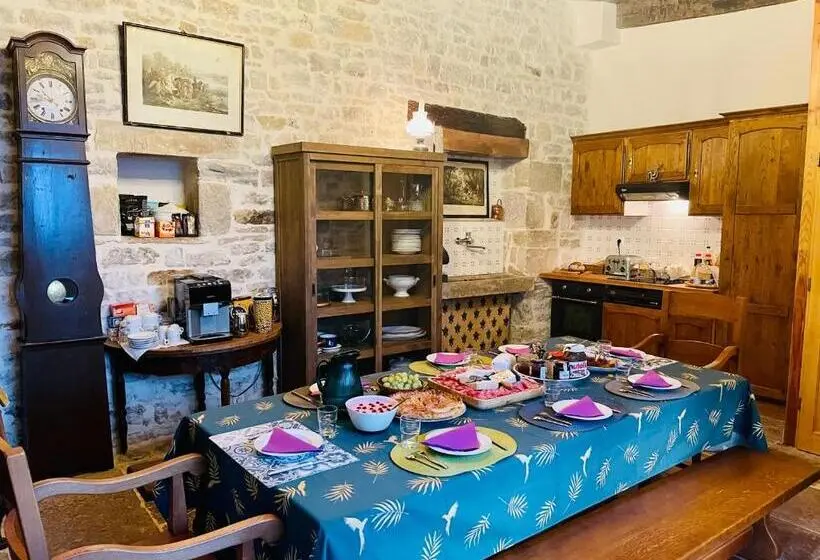Classic Kolmen Hengen Huone, Manoir Saint Pierre