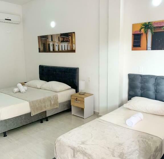 غرفة قياسية ثلاثية, Santorini