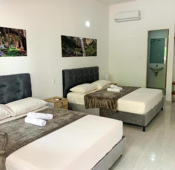 غرفة قياسية رباعية, Santorini