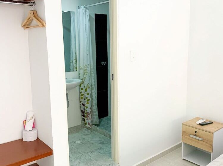 غرفة قياسية ثلاثية, Santorini