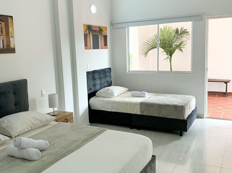 غرفة قياسية ثلاثية, Santorini