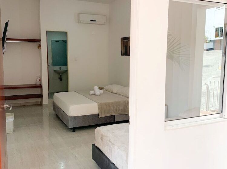 غرفة قياسية ثلاثية, Santorini