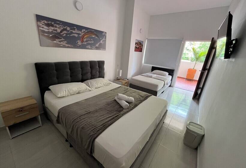 غرفة قياسية ثلاثية, Santorini