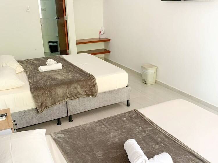 غرفة قياسية رباعية, Santorini