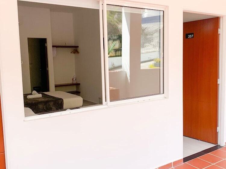 غرفة قياسية رباعية, Santorini