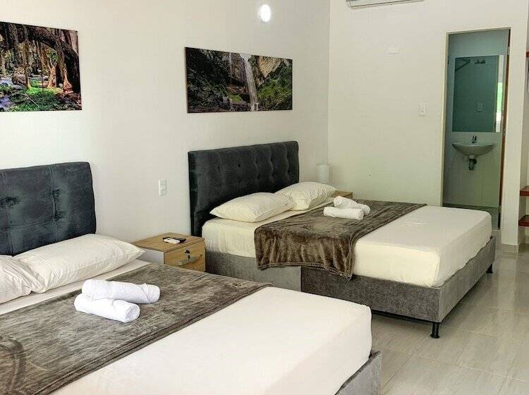 غرفة قياسية رباعية, Santorini