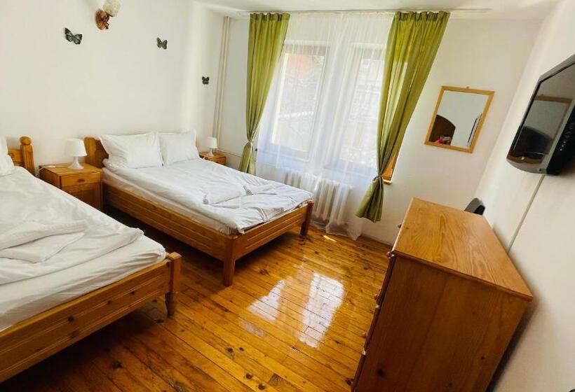 Quarto Triplo Estandar, Vila Kira Buşteni