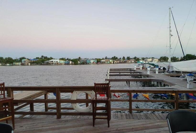 سوئیت با تخت بزرگ, And Dive Center Roatan Yacht Club