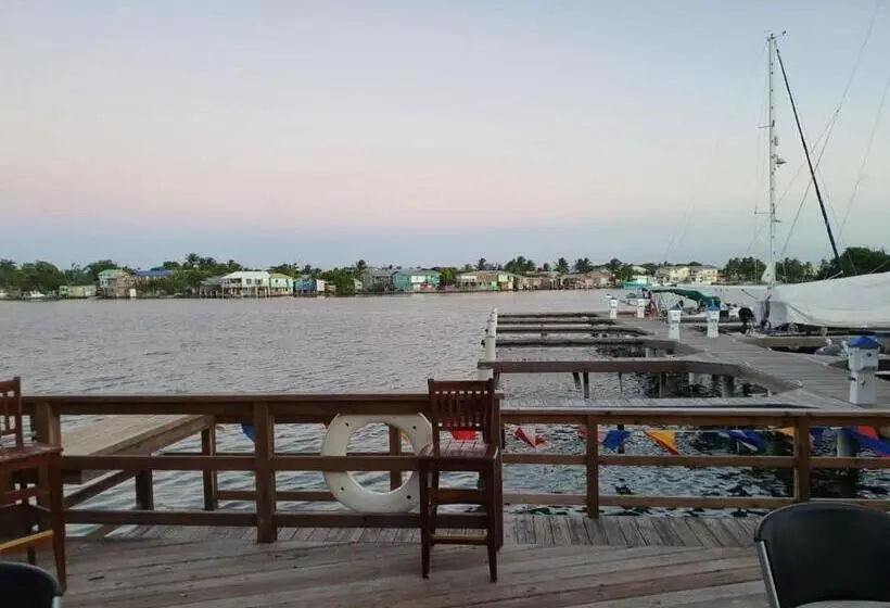 سوئیت با تخت بزرگ, And Dive Center Roatan Yacht Club